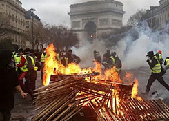 出口法国注意了！巴黎爆发50多年来罕见骚乱，政府考虑宣布进入紧急状态